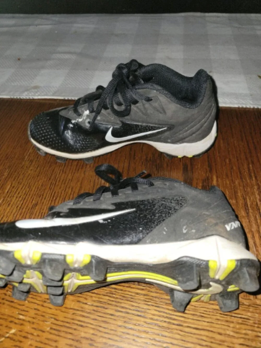 Kids size 1.5 Nike baseball cleats